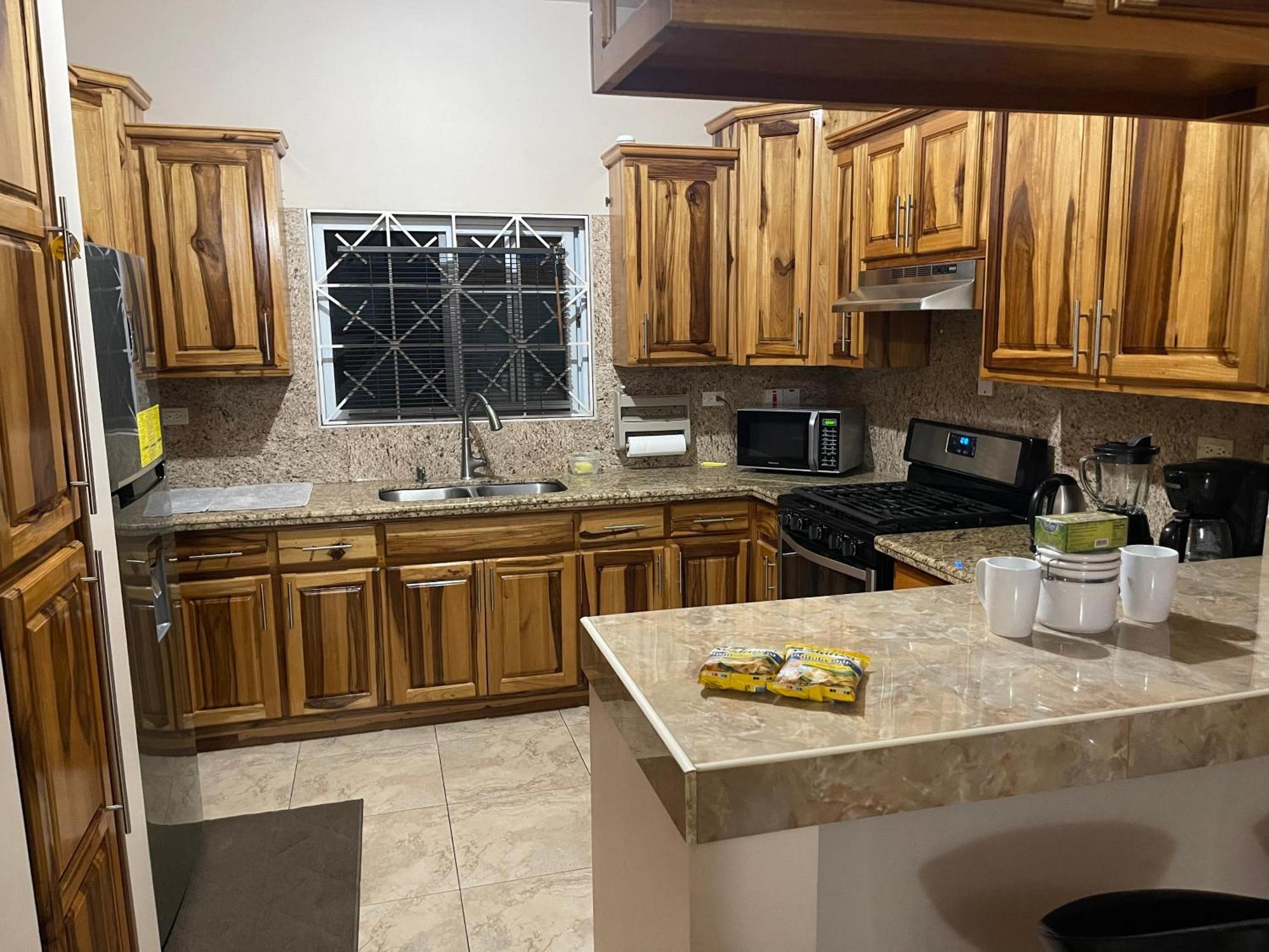 Le Quad - One Bedroom & Studio Apt - Private, Spacious & Secured 킹스톤 외부 사진